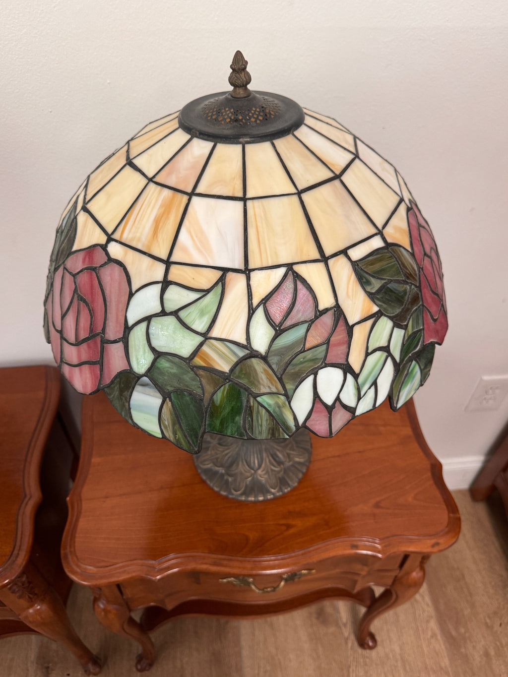 Vintage Art Nouveau Style Rose Stained Glass Desk or Table Lamp, c. 1990s