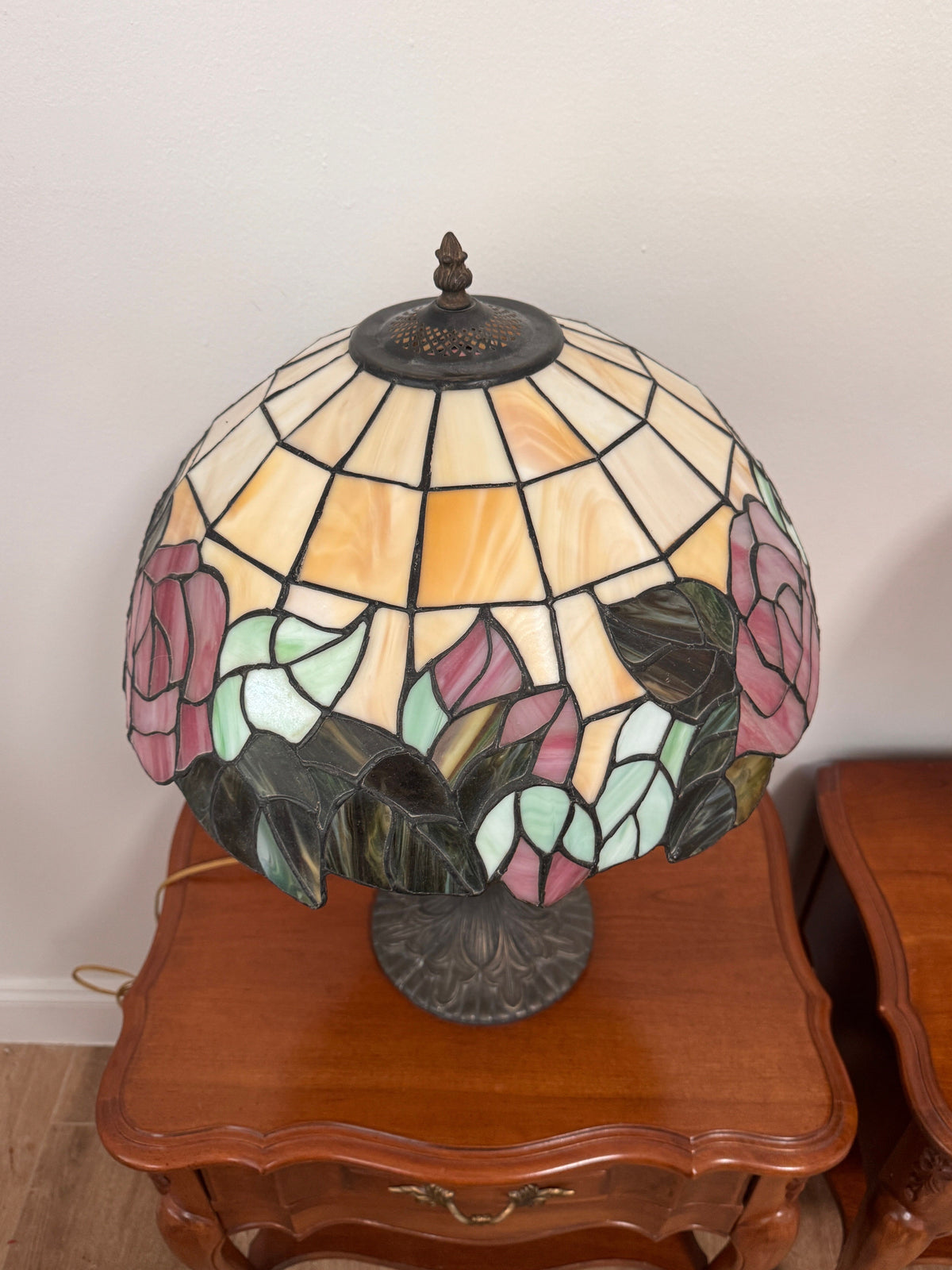 Vintage Art Nouveau Style Rose Stained Glass Desk or Table Lamp, c. 1990s