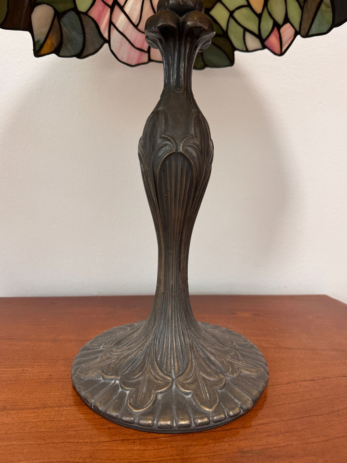 Vintage Art Nouveau Style Rose Stained Glass Desk or Table Lamp, c. 1990s
