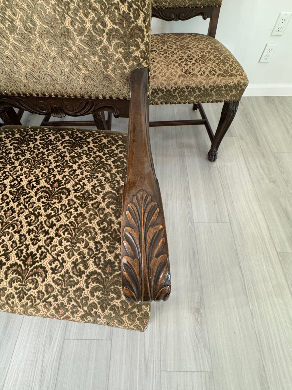 Victorian Carved Mahogany Clawfoot Extension Table with 6 Upholstered Chairs