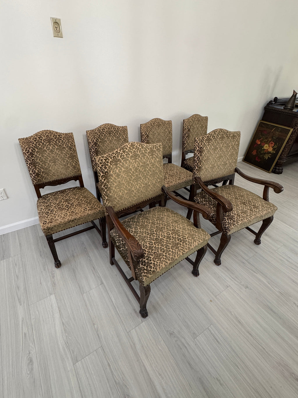 Victorian Carved Mahogany Clawfoot Extension Table with 6 Upholstered Chairs