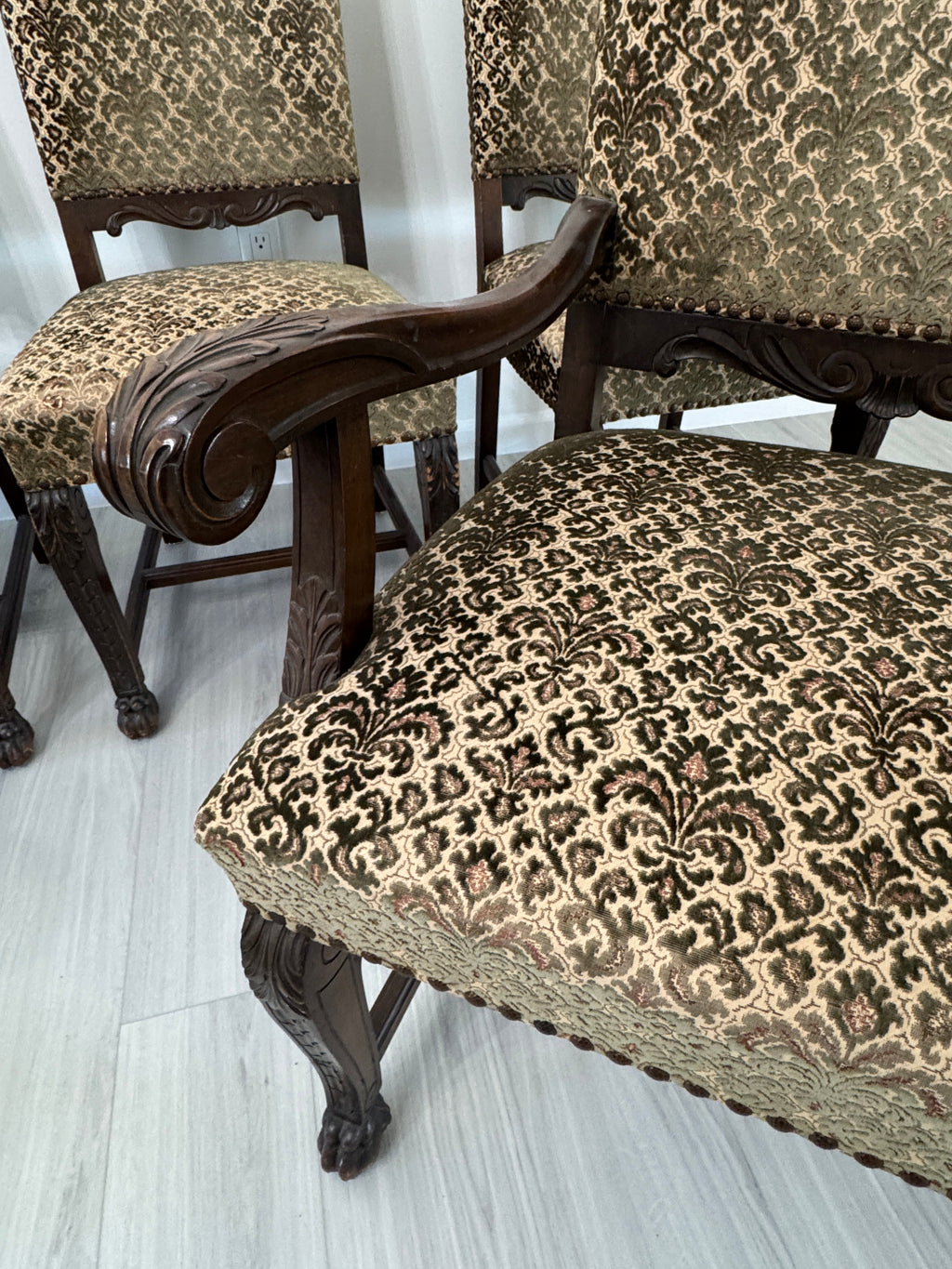 Victorian Carved Mahogany Clawfoot Extension Table with 6 Upholstered Chairs
