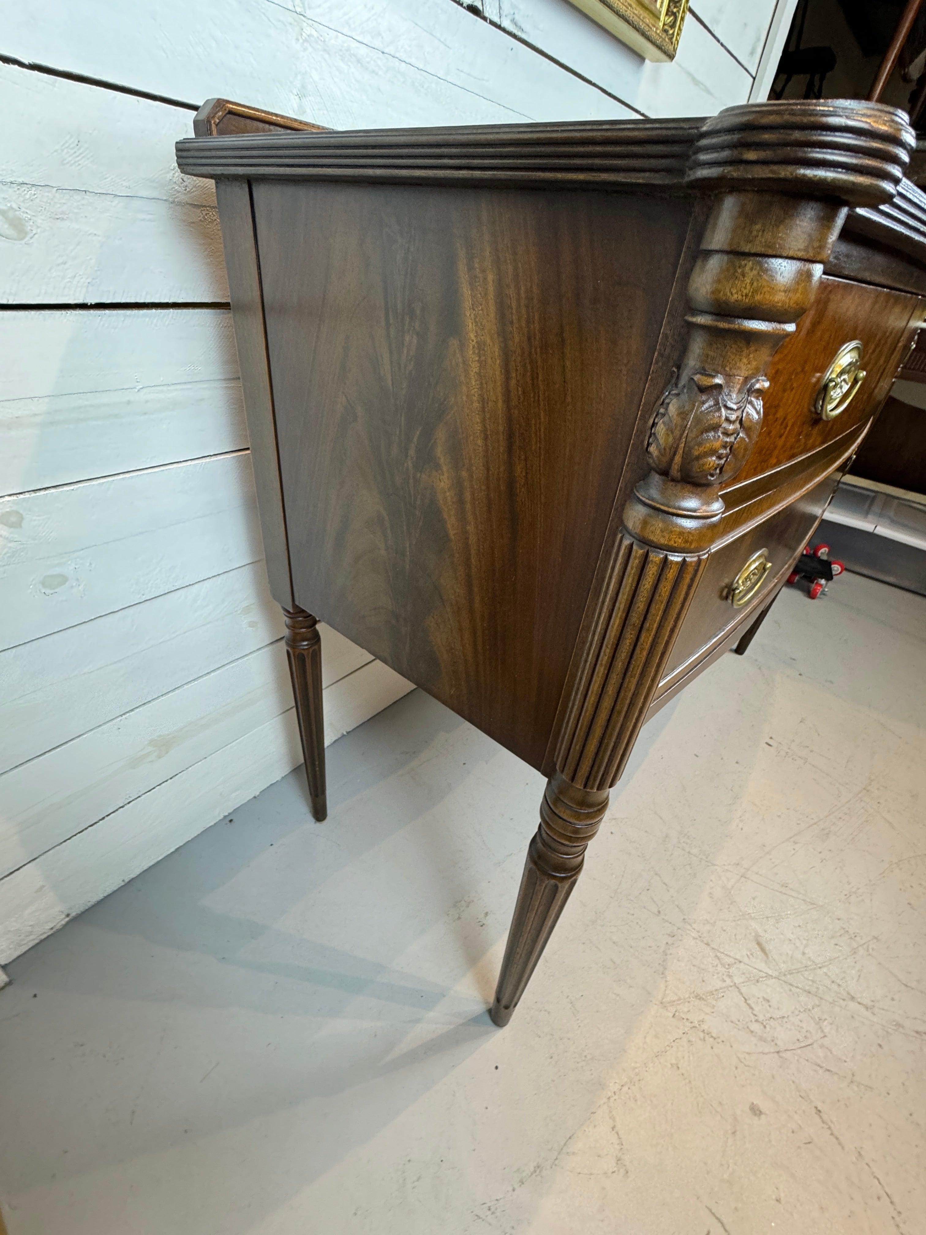 Vintage Hepplewhite Style Mahogany Sideboard/Buffet/Credenza
